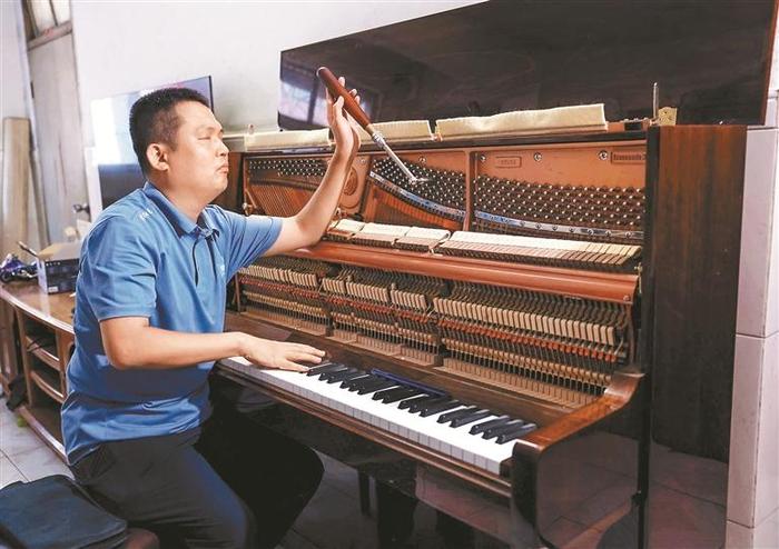 深圳第一位盲人高级调律师幺传锡：在“看不见的世界”里调出人生最美乐章（睁眼看世界的第一个人是谁）