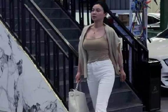 能不能让我看看你们和座驾的合影