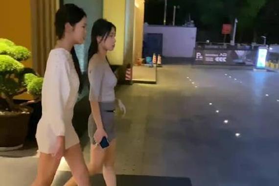 一直很好奇这两位年纪轻轻的富婆漂亮小姐姐坐在一台价值800万的劳斯莱斯库里南后排座位上、她们俩还会有什么烦恼呢？她们俩是