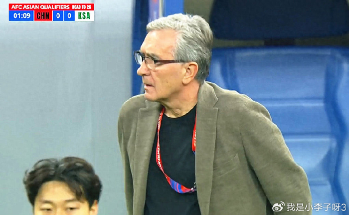 国足2连败垫底！主帅拒绝下课，雪藏阿兰惹众怒，记者称混违约金