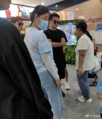 汪峰牵儿子手低调现身影院 小儿子穿条纹衫萌态十足