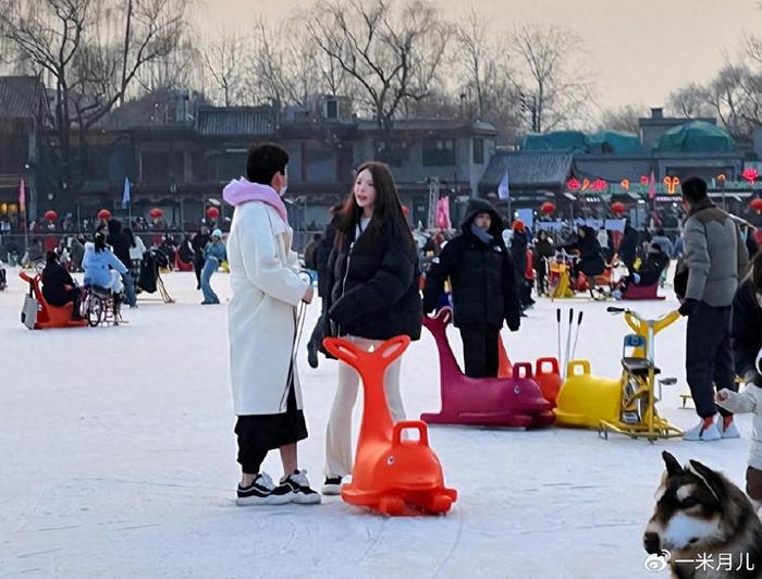 王大陆带新女友东北一起滑冰, 二人互动甜蜜,幸福感十足!
