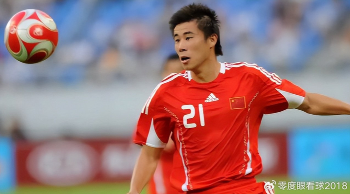 前国脚董方卓怒怼网友：全亚洲有几个去曼联踢球的？ 引发外界热议