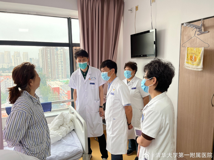 清华大学第一附属医院党委书记徐明星慰问住院治疗职工