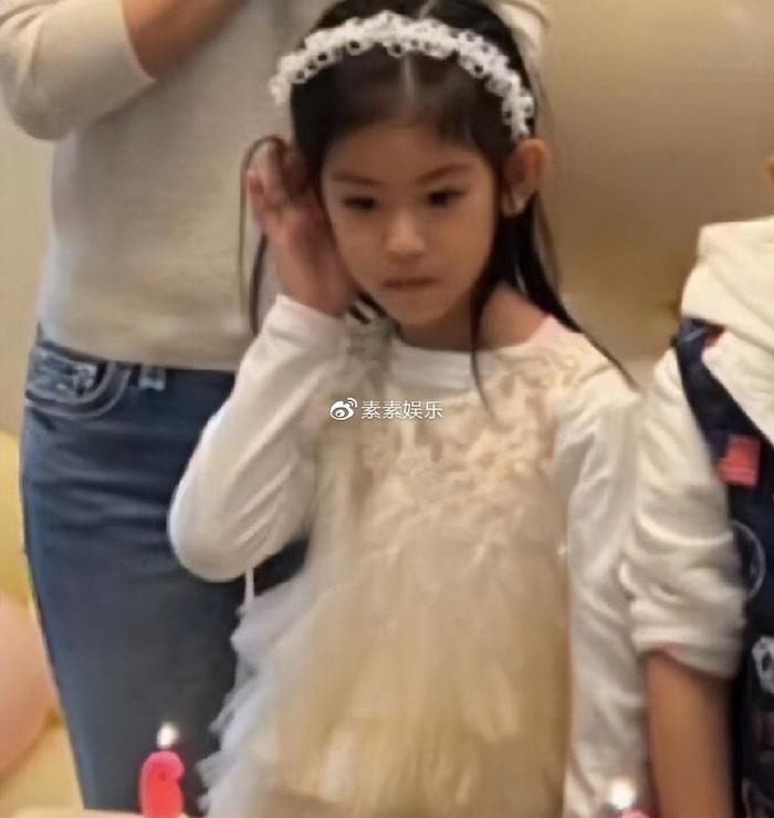 林心如透露女儿很黏人,每晚编故事编到词穷,