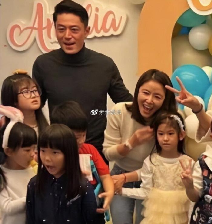 林心如透露女儿很黏人,每晚编故事编到词穷,