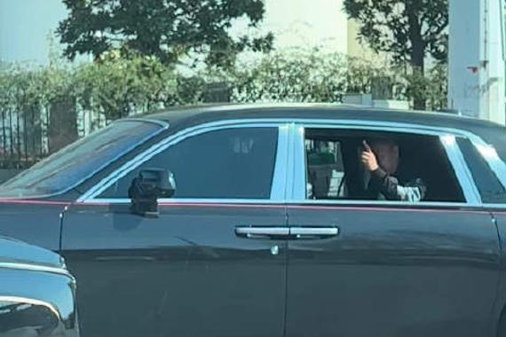 小时候老师说不好好学习的只能坐后排座位，长大了我才明白原来是坐的后排