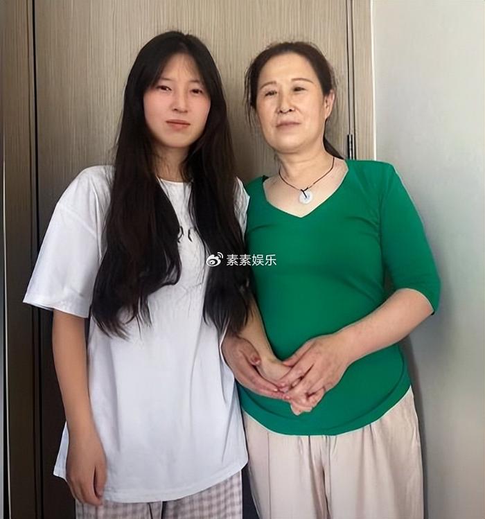 姜萍妈妈回老家：母女开心庆贺，父亲手捧鲜花，亲戚一起大团聚 4661