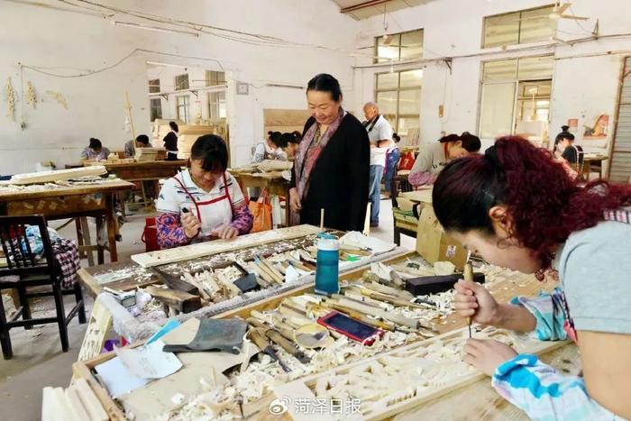让曹县棺木站稳日本市场！看菏泽这位国家级非遗传承人背后的故事…-实地探访山东曹县棺材小镇