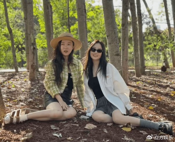 李小璐霍思燕等人聚会同游 比心拍照秀姐妹情