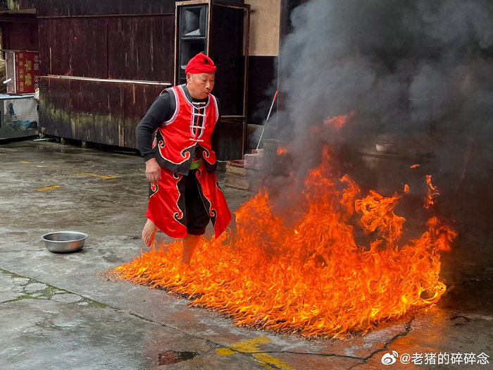 跨火盆，是我国古代礼仪之一……