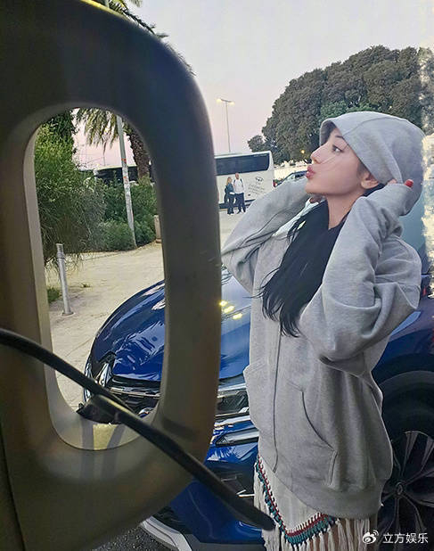 迪丽热巴比耶自拍精致可爱 戴编织帽度假风拉满