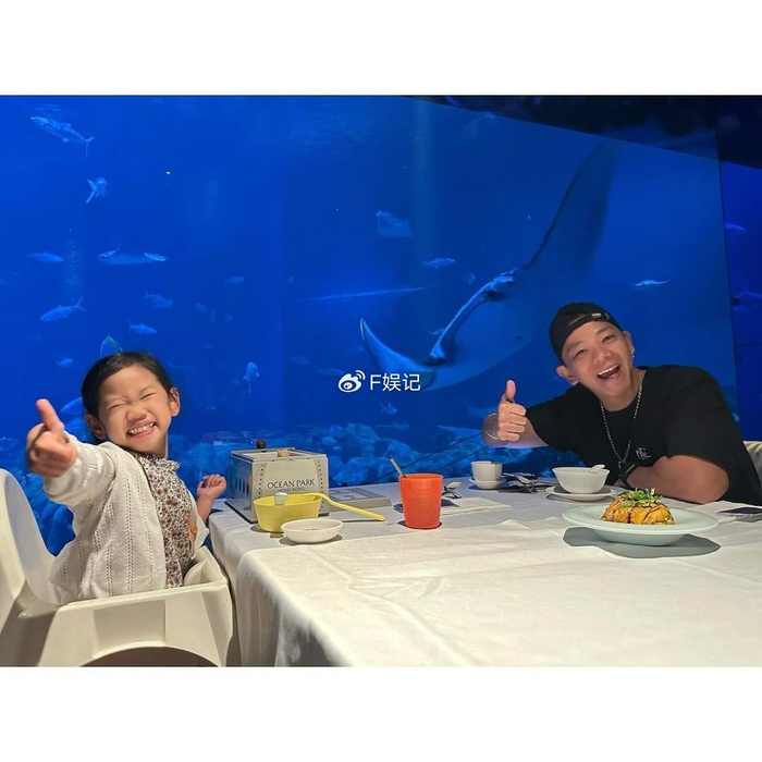 林子善带妻女去主题乐园看海洋生物 一家三口搂着拍全家福