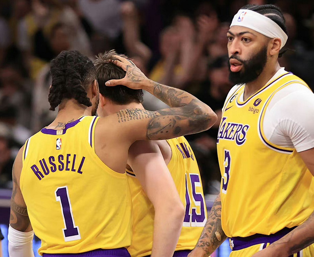 NBA战报詹姆斯关键失误葬送比赛快船双星合砍60分力克雄鹿