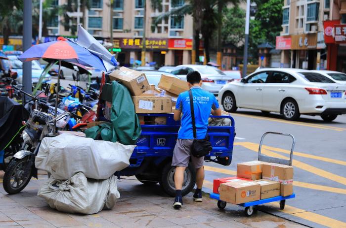 智能快递柜收费常态化！“两通一达” 自有快递柜品牌凶狠来袭！