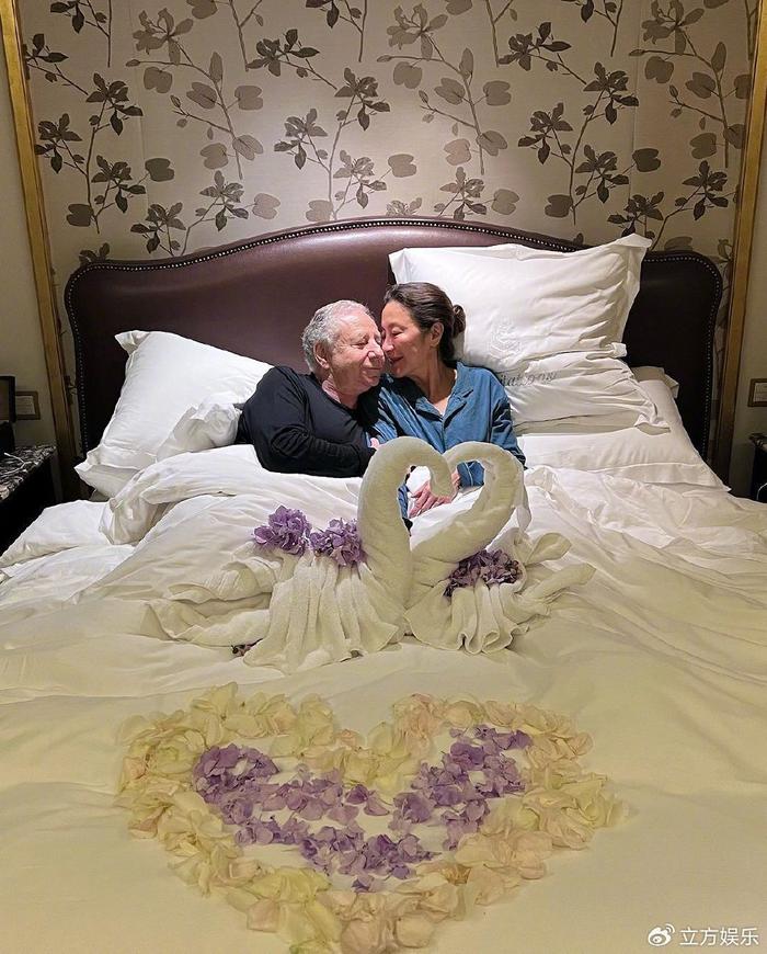 杨紫琼分享婚礼照官宣结婚 夫妻俩躺在床上满脸幸福