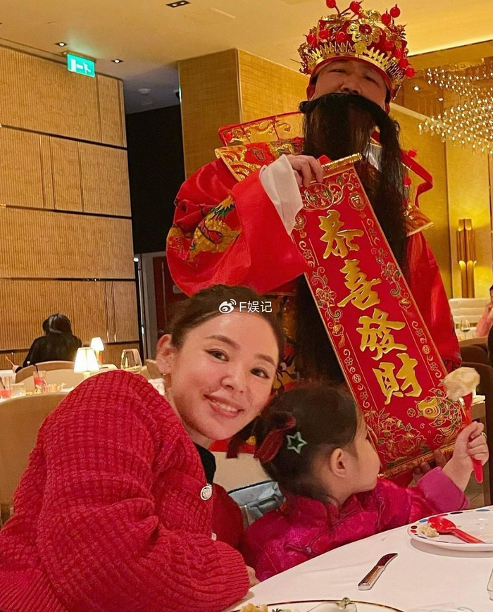 谭凯琪与杨秀惠一起捧场张卫健演唱会 脚受伤有老公搀扶背着出行