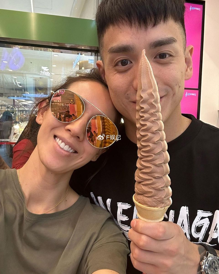 梁靖琪和儿子开心为老公庆生晒温馨合影