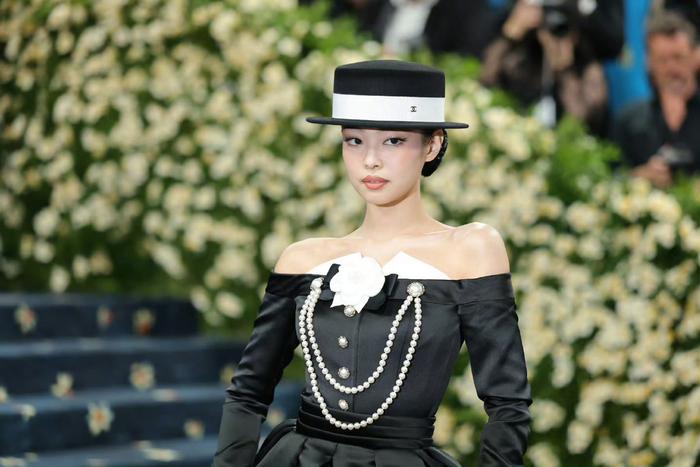 Jennie经典黑白造型亮相MetGala，第三次出席