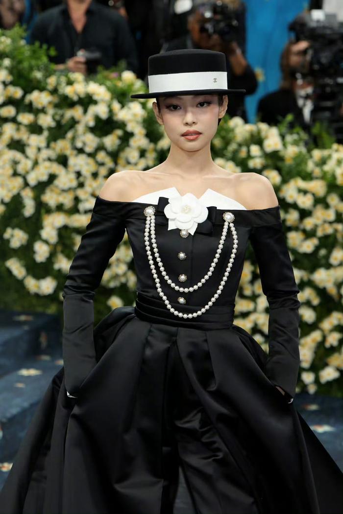 Jennie经典黑白造型亮相MetGala，第三次出席