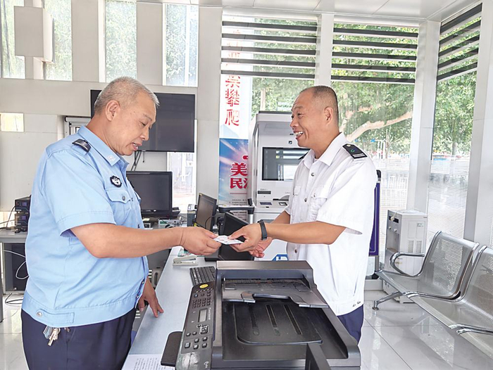 公交上：“三联动”机制助遗失物品“完璧归赵”