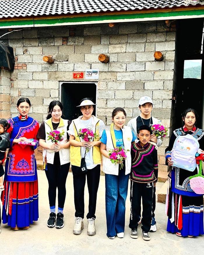 甘比和女儿刘秀桦向大凉山捐款1800万，穿上彝族衣服接受颁奖