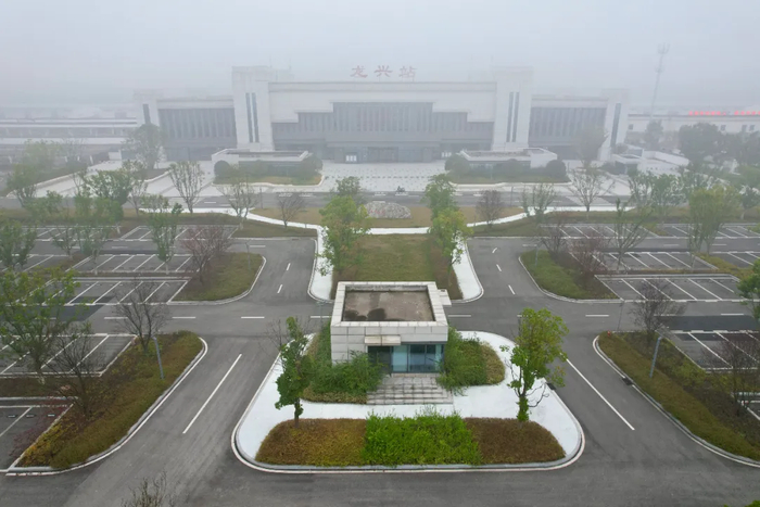 重庆龙兴站站前广场竣工多年：施工方仍在苦苦讨