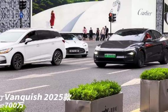 阿斯顿马丁vanquish最新款旗舰实车上路亮相街头