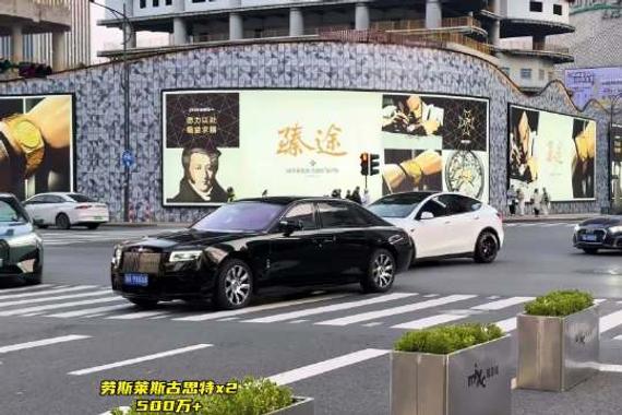 杭州万象城现劳斯莱斯古思特与库里南bb版豪车展