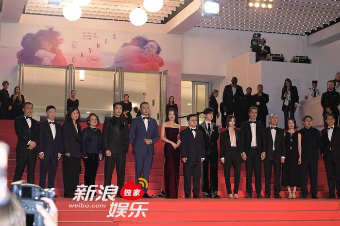 毕赣新片《狂野时代》戛纳首映，易烊千玺舒淇等亮相红毯
