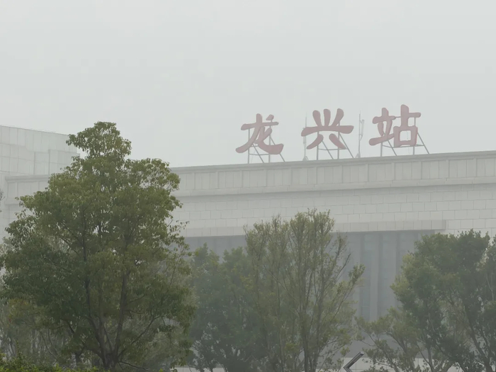 重庆龙兴站站前广场竣工多年:施工方仍在苦苦讨要工程款(图2)