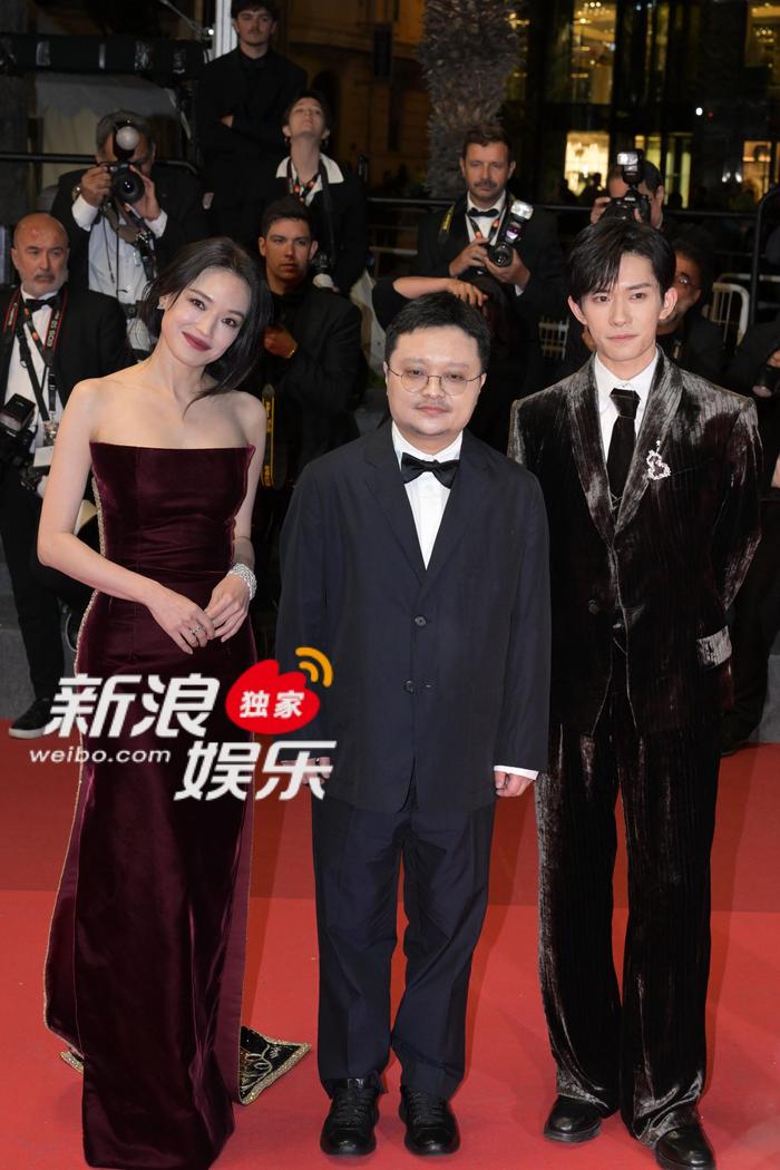 毕赣新片《狂野时代》戛纳首映，易烊千玺舒淇等亮相红毯