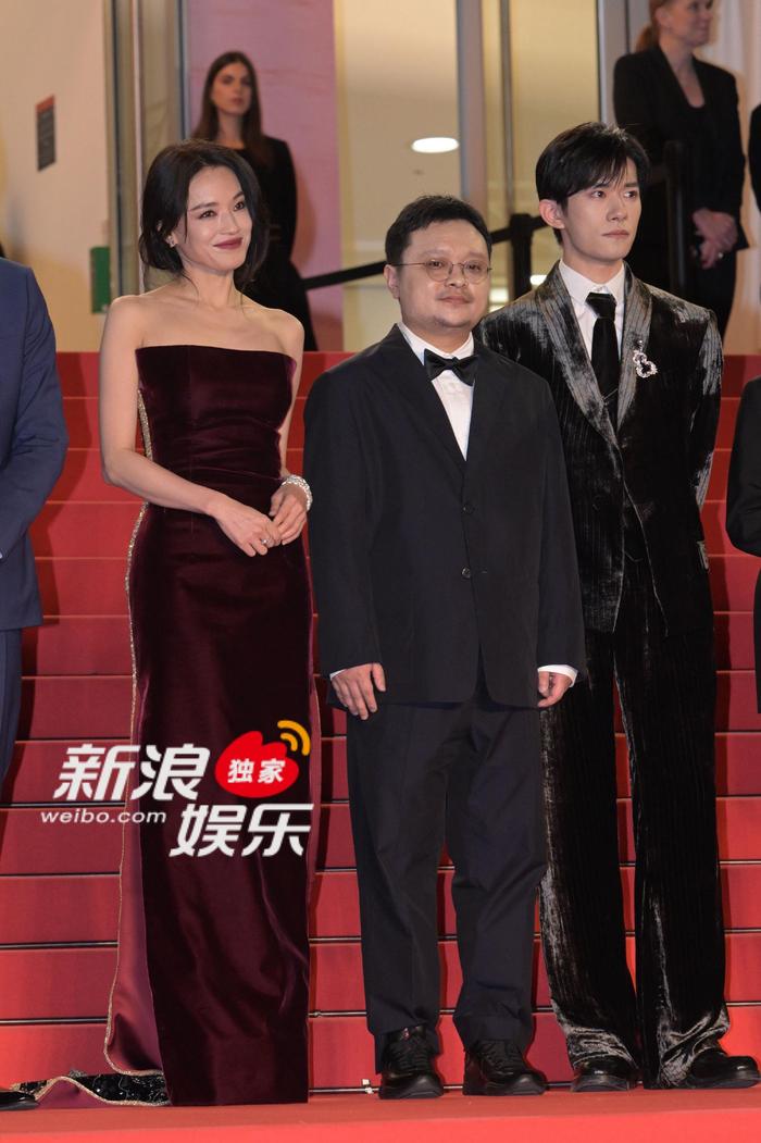 毕赣新片《狂野时代》戛纳首映，易烊千玺舒淇等亮相红毯