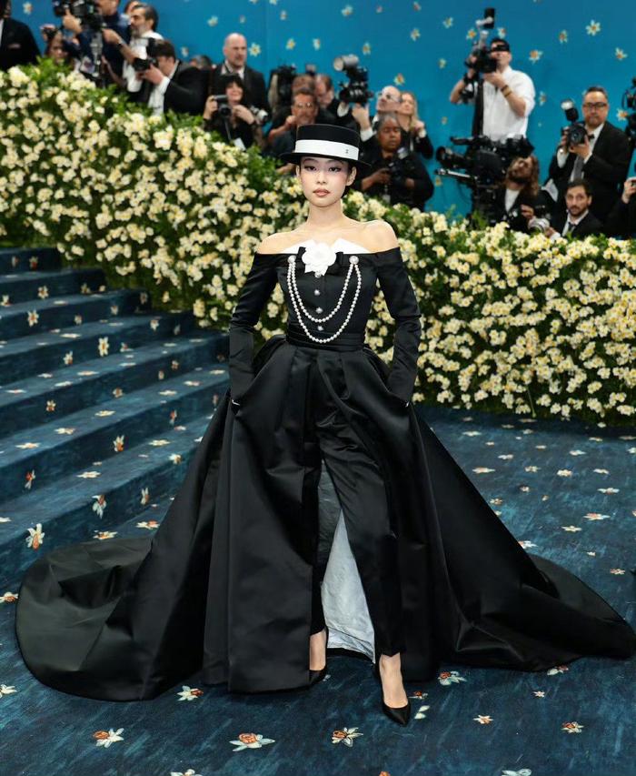 Jennie经典黑白造型亮相MetGala，第三次出席