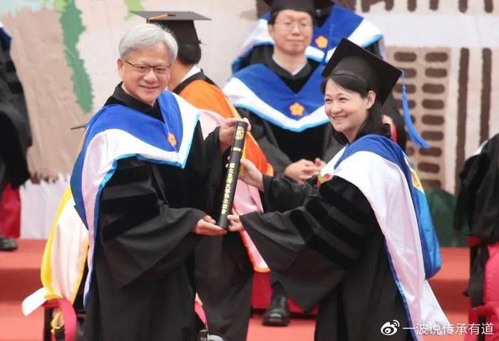 黄仁勋（左）给台大毕业生颁发学位证书 5月27日，台湾大学举行年度毕业典礼