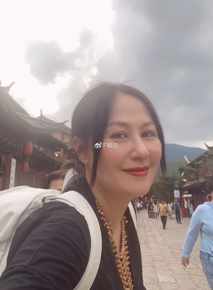 江欣燕带妈妈来内地旅游晒温馨合影 母女俩手牵手欣赏美景