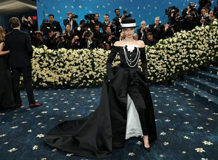 Jennie经典黑白造型亮相MetGala，第三次出席