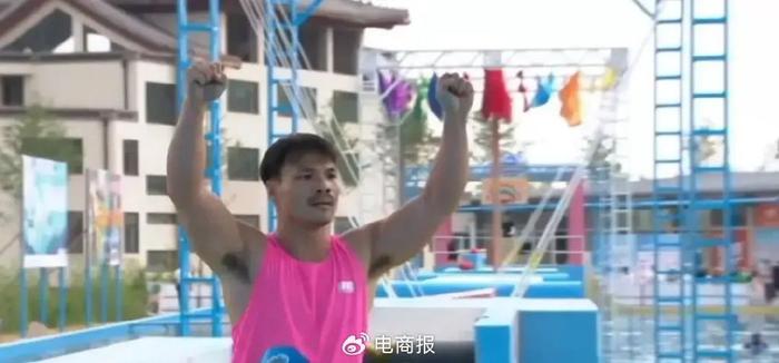 网友们惊叹不已。当日，“嘴哥参加快乐向前冲”的话题热度更是突破7亿。