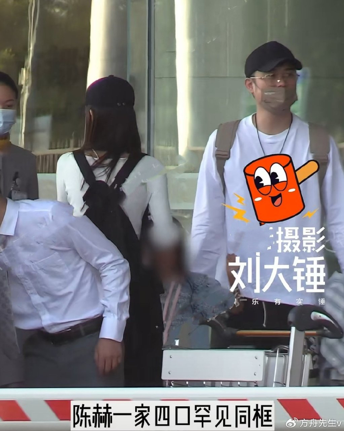 陈赫一家四口现身机场,看张子萱笑容宠溺,俩女儿穿姐妹装萌态十足