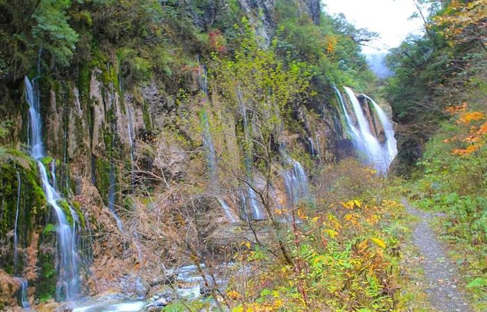 四川又一秘境小城，全国野生熊猫最多的地方，藏着多个低调仙境