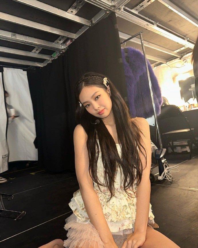 Jennie的16美元背心，被抢购一空，BLACKPINK第21次刷新吉尼斯