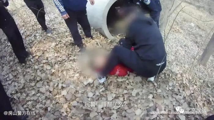 心挺大！涉毒男子逃避抓捕藏进水泥管道，然后……睡着了