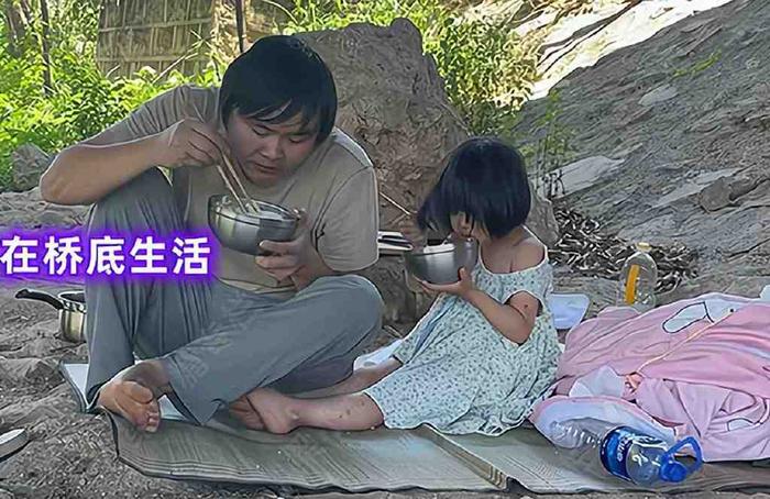 女子带着小孩流浪者，上载音频求红包，用小孩挣钱，真恶毒！(图2)