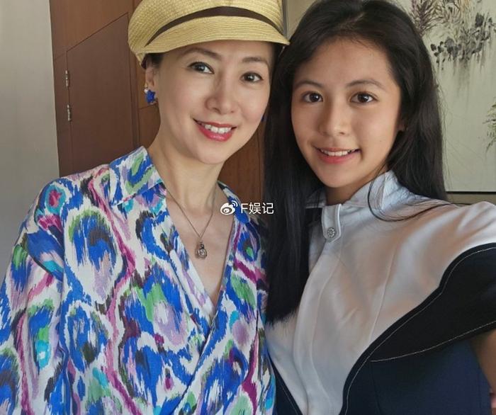 翁虹女儿情商高受访大赞妈妈比自己漂亮 盛赞被比较的沈月漂亮