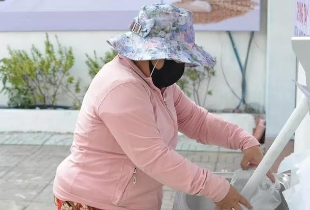 新冠肺炎疫情期间，越南胡志明市出现漏斗式粮店