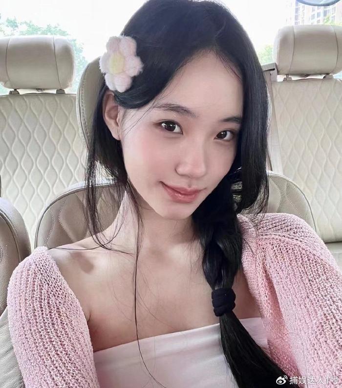 小S的二女儿Lily妆容神似姨妈,这是在模仿大S吗?