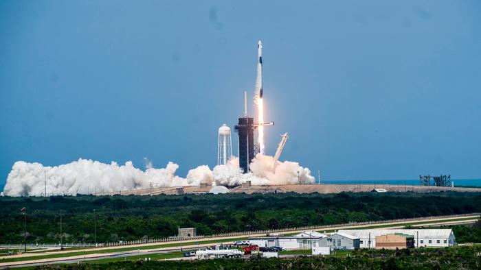 宇航员说，在太空行走过程中，SpaceX载人飞船的太空舱看起来很棒