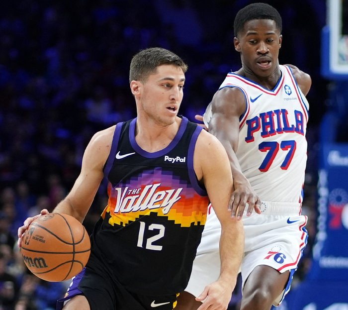 太阳反超湖人升西部第六！布克27+4引6人上双 马克西25中7狂打铁