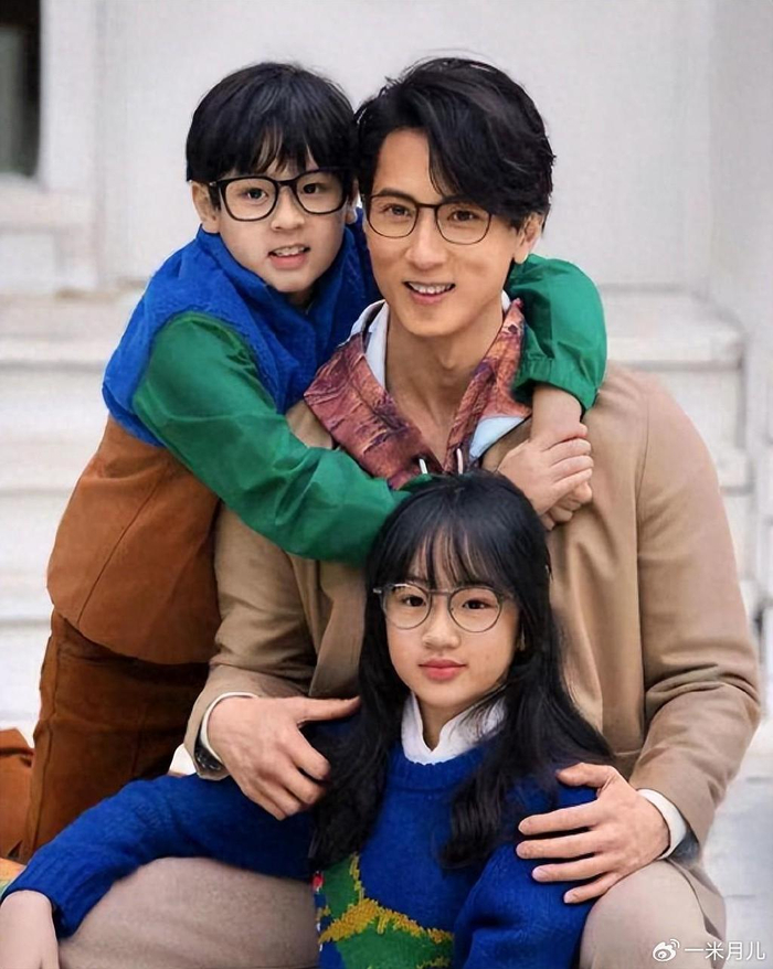 吴尊一家迪拜游玩,称女儿为“二老婆”,网友怒斥不妥!