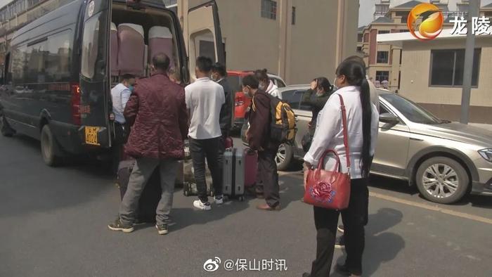 保山龙陵县39名务工人员搭乘“直达专车”赴广东务工